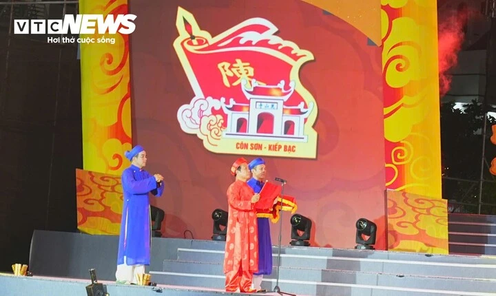 Vạn người xếp hàng chờ nhận ấn thiêng Đền Kiếp Bạc tại lễ hội mùa Thu 2026 Vạn người xếp hàng chờ nhận ấn thiêng Đền Kiếp Bạc tại lễ hội mùa Thu 2026