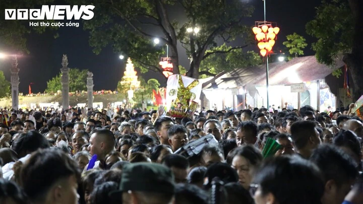 Vạn người xếp hàng chờ nhận ấn thiêng Đền Kiếp Bạc tại lễ hội mùa Thu 2026 Vạn người xếp hàng chờ nhận ấn thiêng Đền Kiếp Bạc tại lễ hội mùa Thu 2026