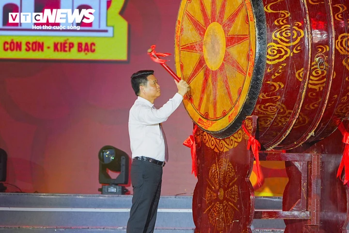 Vạn người xếp hàng chờ nhận ấn thiêng Đền Kiếp Bạc tại lễ hội mùa Thu 2026 Vạn người xếp hàng chờ nhận ấn thiêng Đền Kiếp Bạc tại lễ hội mùa Thu 2026