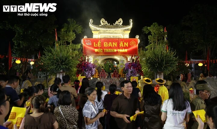 Vạn người xếp hàng chờ nhận ấn thiêng Đền Kiếp Bạc tại lễ hội mùa Thu 2026 Vạn người xếp hàng chờ nhận ấn thiêng Đền Kiếp Bạc tại lễ hội mùa Thu 2026