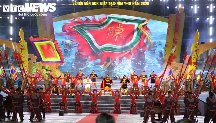 Vạn người xếp hàng chờ nhận ấn thiêng Đền Kiếp Bạc tại lễ hội mùa Thu 2026 Vạn người xếp hàng chờ nhận ấn thiêng Đền Kiếp Bạc tại lễ hội mùa Thu 2026