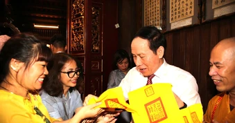 Vạn người xếp hàng nhận ấn thiêng Đền Kiếp Bạc tại lễ hội mùa Thu 2026