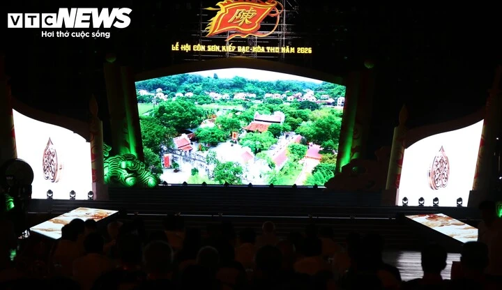Vạn người xếp hàng nhận ấn thiêng Đền Kiếp Bạc tại lễ hội mùa Thu 2026 Vạn người xếp hàng nhận ấn thiêng Đền Kiếp Bạc tại lễ hội mùa Thu 2026