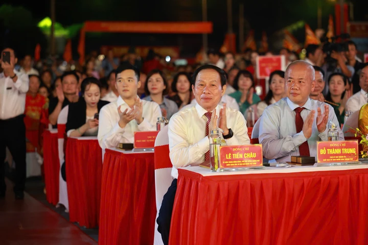 Vạn người xếp hàng nhận ấn thiêng Đền Kiếp Bạc tại lễ hội mùa Thu 2026 Vạn người xếp hàng nhận ấn thiêng Đền Kiếp Bạc tại lễ hội mùa Thu 2026