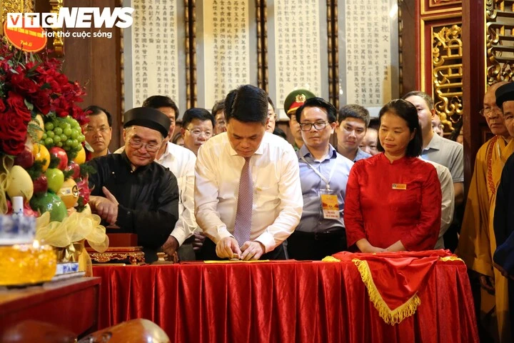 Vạn người xếp hàng nhận ấn thiêng Đền Kiếp Bạc tại lễ hội mùa Thu 2026 Vạn người xếp hàng nhận ấn thiêng Đền Kiếp Bạc tại lễ hội mùa Thu 2026