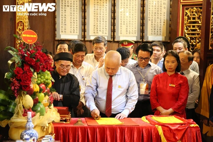 Vạn người xếp hàng nhận ấn thiêng Đền Kiếp Bạc tại lễ hội mùa Thu 2026 Vạn người xếp hàng nhận ấn thiêng Đền Kiếp Bạc tại lễ hội mùa Thu 2026