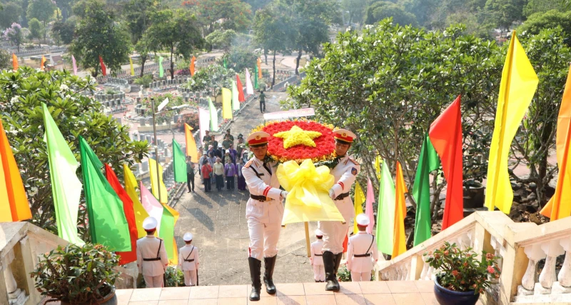 Văn phòng Bộ Công an về nguồn, tri ân các Anh hùng - Liệt sĩ tại Tây Ninh Văn phòng Bộ Công an về nguồn, tri ân các Anh hùng - Liệt sĩ tại Tây Ninh