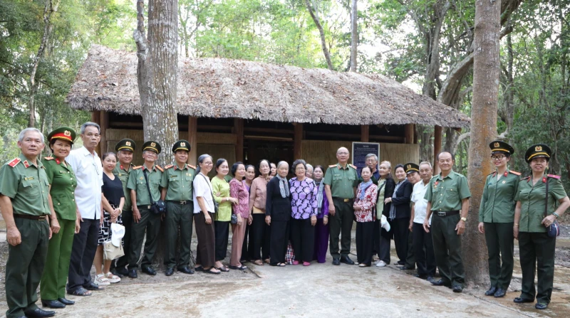 Văn phòng Bộ Công an về nguồn, tri ân các Anh hùng - Liệt sĩ tại Tây Ninh Văn phòng Bộ Công an về nguồn, tri ân các Anh hùng - Liệt sĩ tại Tây Ninh