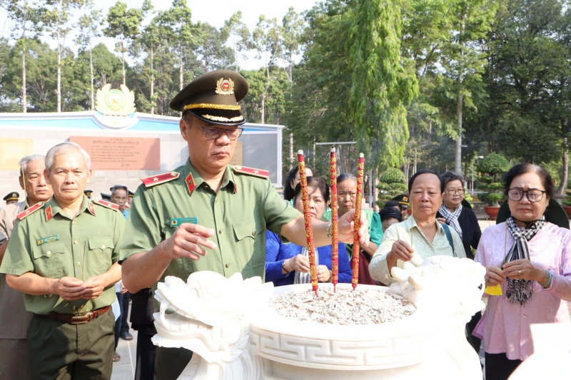 Văn phòng Bộ Công an về nguồn, tri ân các Anh hùng - Liệt sĩ tại Tây Ninh Văn phòng Bộ Công an về nguồn, tri ân các Anh hùng - Liệt sĩ tại Tây Ninh