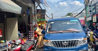 Vắng mặt sau khi đỗ ô tô sai quy định: Cẩu xe về bãi tạm giữ