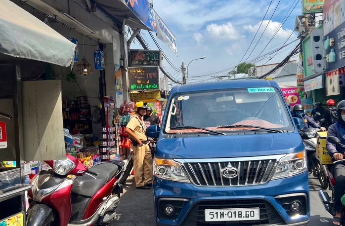 Vắng mặt sau khi đỗ ô tô sai quy định: Cẩu xe về bãi tạm giữ Vắng mặt sau khi đỗ ô tô sai quy định: Cẩu xe về bãi tạm giữ