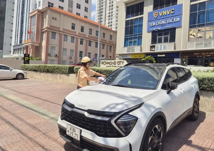 Vắng mặt sau khi đỗ ô tô sai quy định: Cẩu xe về bãi tạm giữ Vắng mặt sau khi đỗ ô tô sai quy định: Cẩu xe về bãi tạm giữ