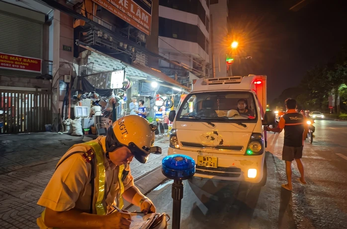 Vắng mặt sau khi đỗ ô tô sai quy định: Cẩu xe về bãi tạm giữ Vắng mặt sau khi đỗ ô tô sai quy định: Cẩu xe về bãi tạm giữ