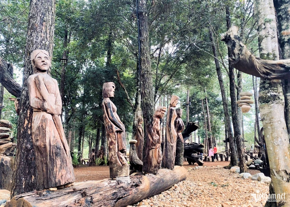 Về Măng Đen nghe tượng gỗ Mơ Nâm kể chuyện bản làng Về Măng Đen nghe tượng gỗ Mơ Nâm kể chuyện bản làng