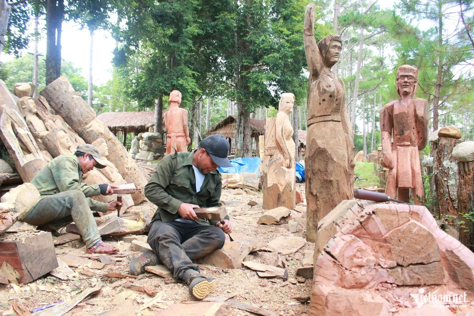Về Măng Đen nghe tượng gỗ Mơ Nâm kể chuyện bản làng Về Măng Đen nghe tượng gỗ Mơ Nâm kể chuyện bản làng