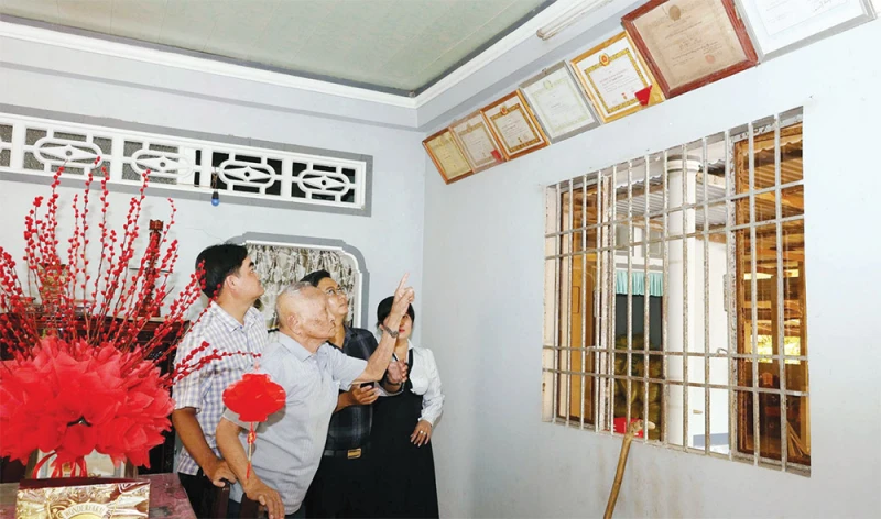 Về vùng cách mạng nghe cựu cán bộ Công an kể chuyện đánh địch, bảo vệ căn cứ Tỉnh ủy Về vùng cách mạng nghe cựu cán bộ Công an kể chuyện đánh địch, bảo vệ căn cứ Tỉnh ủy