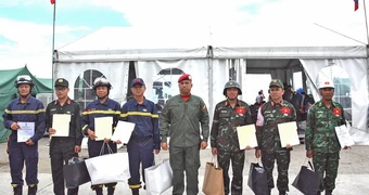 Venezuela tặng huy chương anh hùng cho đoàn cứu hộ, cứu nạn của Việt Nam