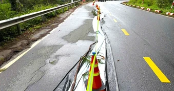 Vết nứt dài 50m lan rộng gần nửa mặt đường trên đèo Mimosa ở Đà Lạt