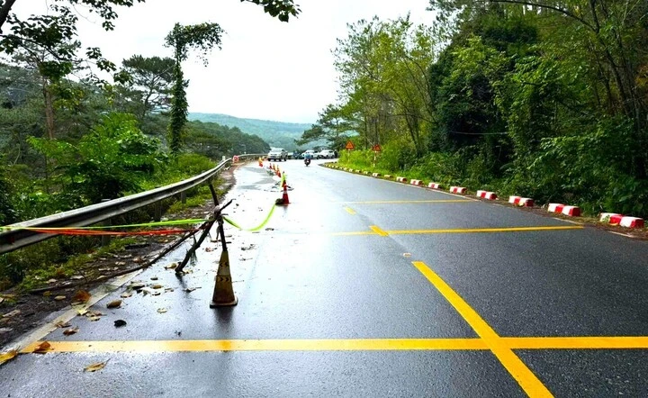 Vết nứt dài 50m lan rộng gần nửa mặt đường trên đèo Mimosa ở Đà Lạt Vết nứt dài 50m lan rộng gần nửa mặt đường trên đèo Mimosa ở Đà Lạt