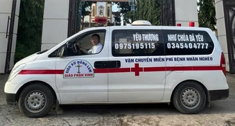 Vị linh mục chọn 'cầm lái' những chuyến xe nhân ái