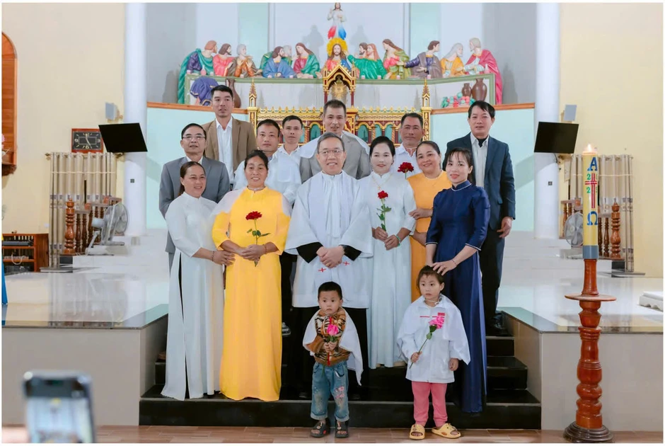 Vị linh mục chọn 'cầm lái' những chuyến xe nhân ái Vị linh mục chọn 'cầm lái' những chuyến xe nhân ái