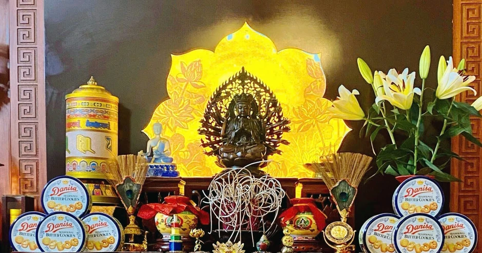 Vì sao bàn thờ Phật thường có hương, hoa, quả và ly nước?