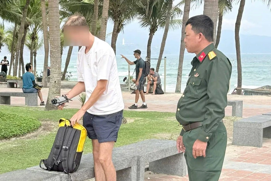 Vì sao du khách bị lập biên bản khi điều khiển drone ven biển Đà Nẵng? Vì sao du khách bị lập biên bản khi điều khiển drone ven biển Đà Nẵng?