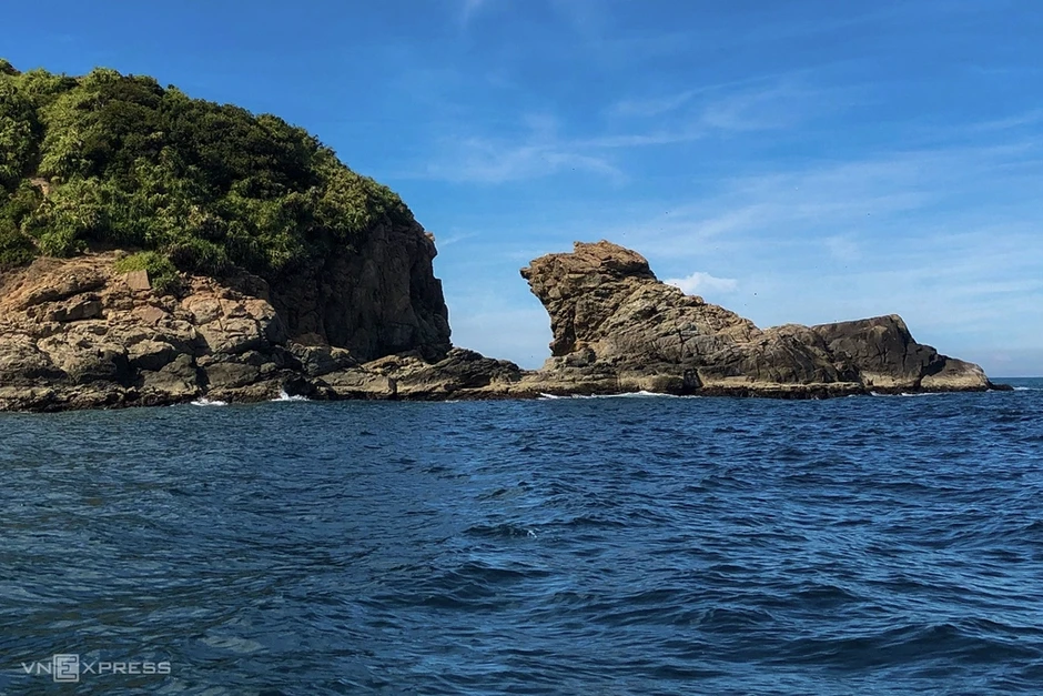 Vì sao du khách thích, ngư dân lại né Mũi Nghê?