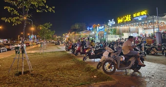 Vỉa hè đại lộ ngàn tỉ nứt toác vì bị lấn chiếm