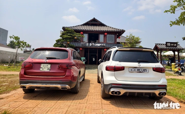 Vỉa hè đại lộ ngàn tỉ nứt toác vì bị lấn chiếm