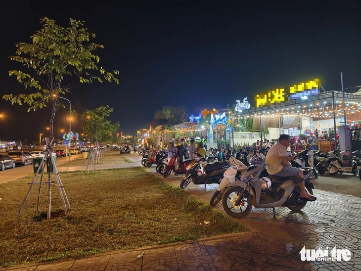 Vỉa hè đại lộ ngàn tỉ nứt toác vì bị lấn chiếm