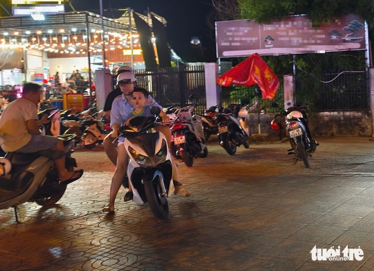 Vỉa hè đại lộ ngàn tỉ nứt toác vì bị lấn chiếm