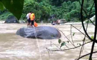 Video: Khoảnh khắc giải cứu 3 người mắc kẹt giữa dòng lũ dữ