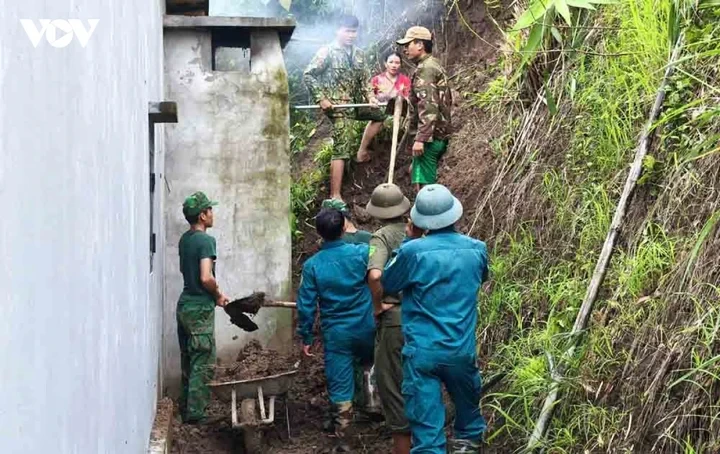Video: Khoảnh khắc giải cứu 3 người mắc kẹt giữa dòng lũ dữ Video: Khoảnh khắc giải cứu 3 người mắc kẹt giữa dòng lũ dữ