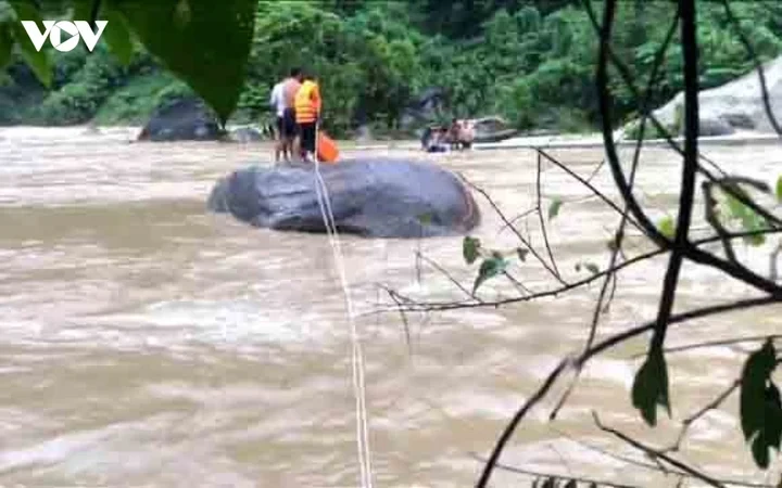 Video: Khoảnh khắc giải cứu 3 người mắc kẹt giữa dòng lũ dữ Video: Khoảnh khắc giải cứu 3 người mắc kẹt giữa dòng lũ dữ