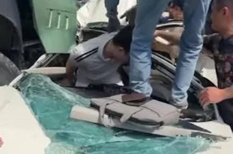 Video khoảnh khắc giải cứu tài xế khỏi ô tô bẹp dúm sau tai nạn ở Hà Nội