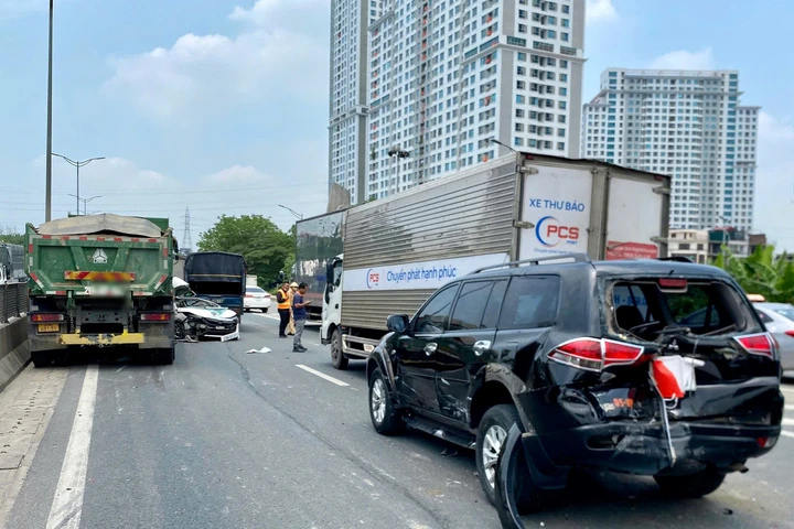Video khoảnh khắc giải cứu tài xế khỏi ô tô bẹp dúm sau tai nạn ở Hà Nội Video khoảnh khắc giải cứu tài xế khỏi ô tô bẹp dúm sau tai nạn ở Hà Nội