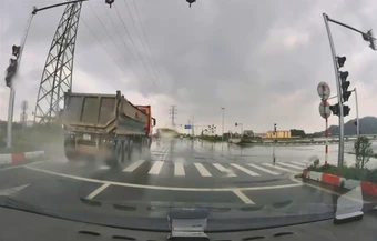 Video: Khoảnh khắc xe đầu kéo lao như bay qua đèn đỏ giữa trời mưa