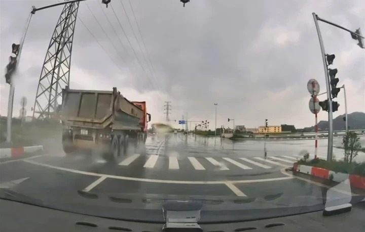 Video: Khoảnh khắc xe đầu kéo lao như bay qua đèn đỏ giữa trời mưa