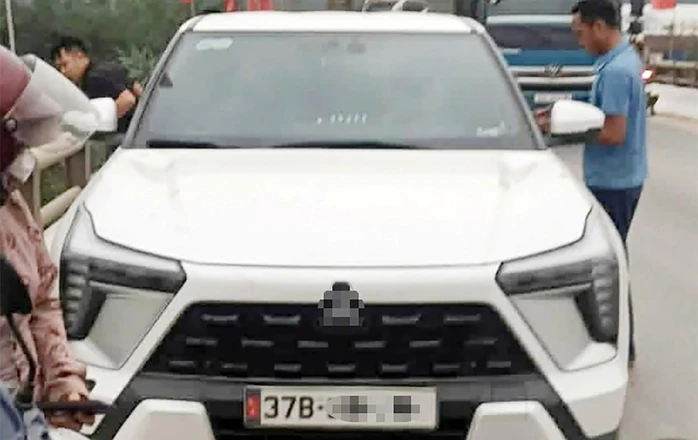 VIDEO: Người đàn ông lao xuống sông tìm kiếm cô gái trẻ nghi để lại ô tô nhảy cầu tự tử