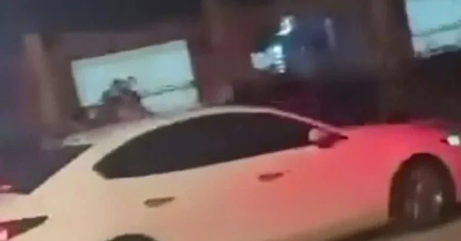 VIDEO: Tài xế lái xe ô tô cán qua người khác rồi bỏ chạy VIDEO: Tài xế lái xe ô tô cán qua người khác rồi bỏ chạy