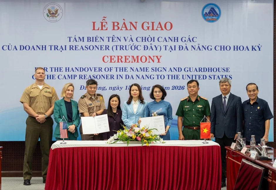 Việt Nam bàn giao tấm biển tên và chòi canh gác của doanh trại Reasoner cho Mỹ Việt Nam bàn giao tấm biển tên và chòi canh gác của doanh trại Reasoner cho Mỹ