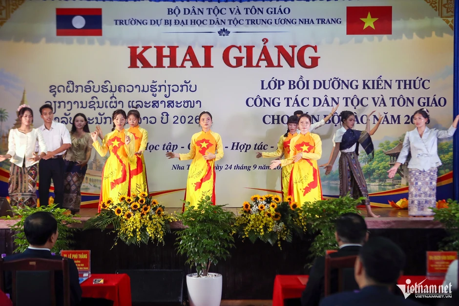 Việt Nam chia sẻ kinh nghiệm quản lý dân tộc, tôn giáo với cán bộ Lào Việt Nam chia sẻ kinh nghiệm quản lý dân tộc, tôn giáo với cán bộ Lào