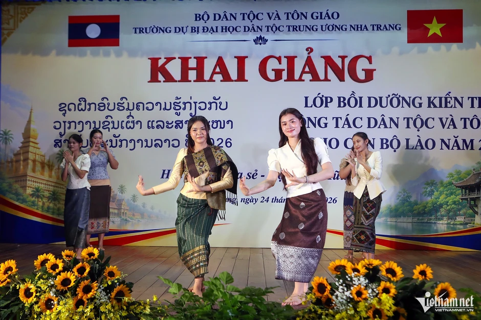 Việt Nam chia sẻ kinh nghiệm quản lý dân tộc, tôn giáo với cán bộ Lào Việt Nam chia sẻ kinh nghiệm quản lý dân tộc, tôn giáo với cán bộ Lào
