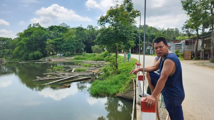 Vịt chết hàng loạt khi ăn cá tự nhiên chết bất thường ở khe suối Vịt chết hàng loạt khi ăn cá tự nhiên chết bất thường ở khe suối