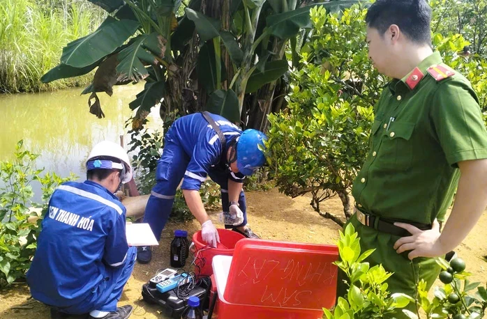 Vịt chết hàng loạt khi ăn cá tự nhiên chết bất thường ở khe suối Vịt chết hàng loạt khi ăn cá tự nhiên chết bất thường ở khe suối