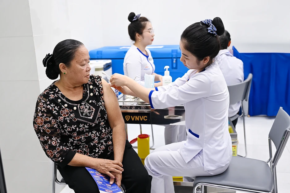 VNVC tài trợ kho lạnh GSP, tiêm miễn phí vắc xin cúm 3 năm cho Côn Đảo