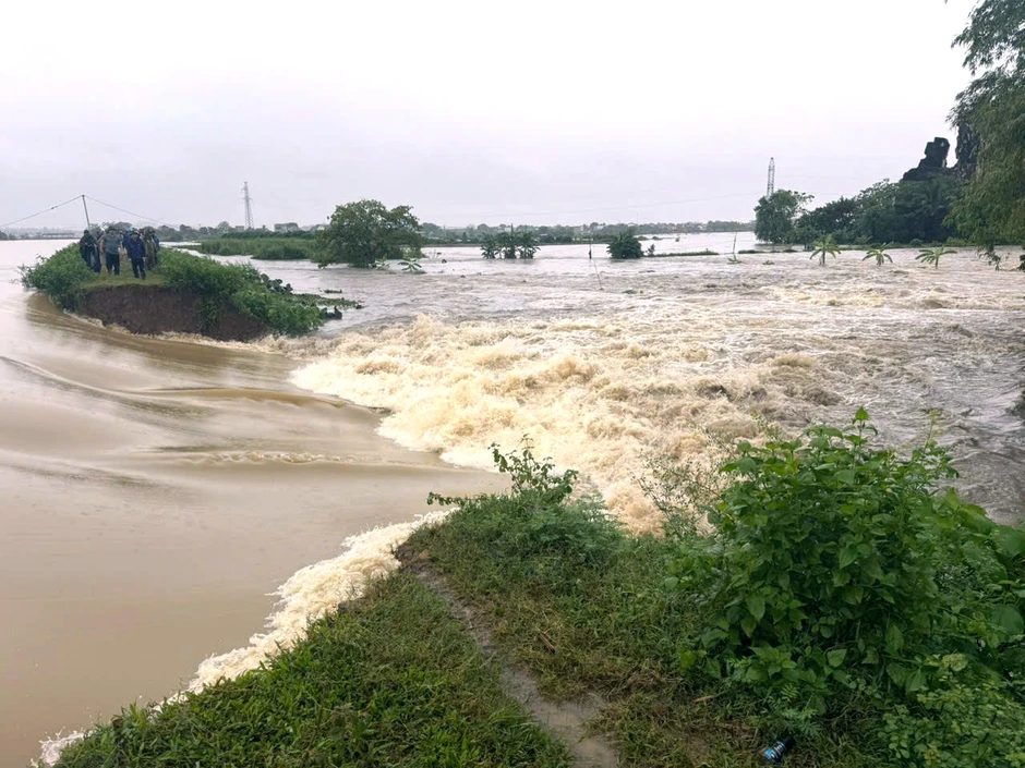 Vỡ bờ kênh ở Thanh Hóa, nước tràn gây ảnh hưởng 700ha đồng ruộng Vỡ bờ kênh ở Thanh Hóa, nước tràn gây ảnh hưởng 700ha đồng ruộng