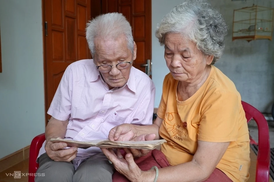 Vợ chồng y sĩ già giữ cuốn sổ ghi nơi chôn 181 liệt sĩ Vợ chồng y sĩ già giữ cuốn sổ ghi nơi chôn 181 liệt sĩ