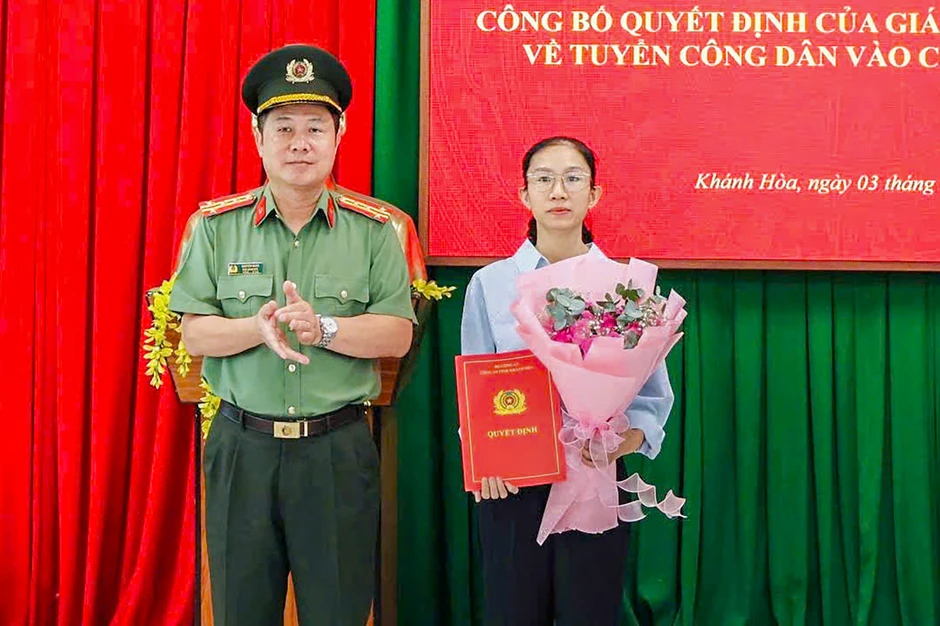 Vợ Thiếu tá công an hy sinh khi làm nhiệm vụ được tuyển dụng vào CAND Vợ Thiếu tá công an hy sinh khi làm nhiệm vụ được tuyển dụng vào CAND